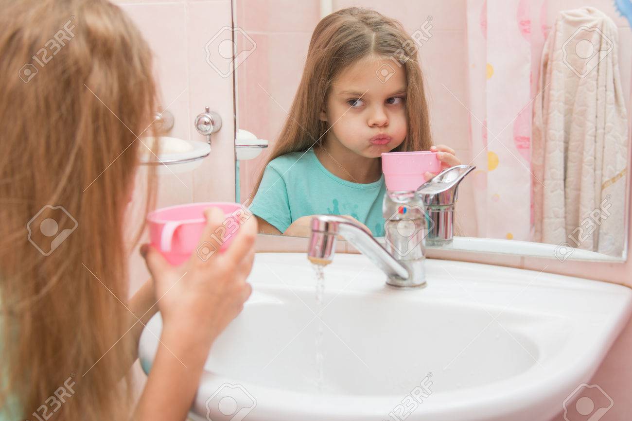 女の子はブラッシング後お口をすすぐ の写真素材 画像素材 Image