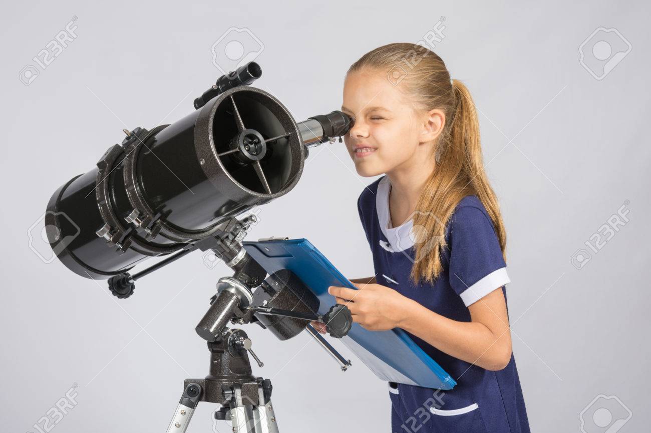 Le jeune astronome heureux de regarder à travers les observations d'enregistrement du télescope Le jeune astronome heureux de regarder à travers les observations d'enregistrement du télescope