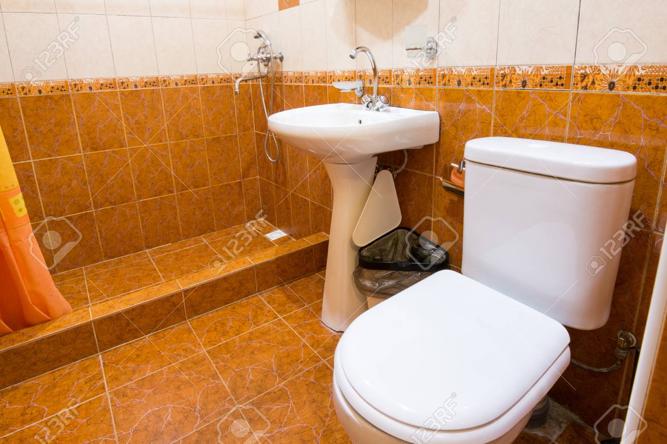 Colonne Murale Salle De Bain Cdiscount ~ salle de bain combin e avec wc dans l h tel douche lavabo et Colonne Murale Salle De Bain Cdiscount ~ salle de bain combin e avec wc dans l h tel douche lavabo et