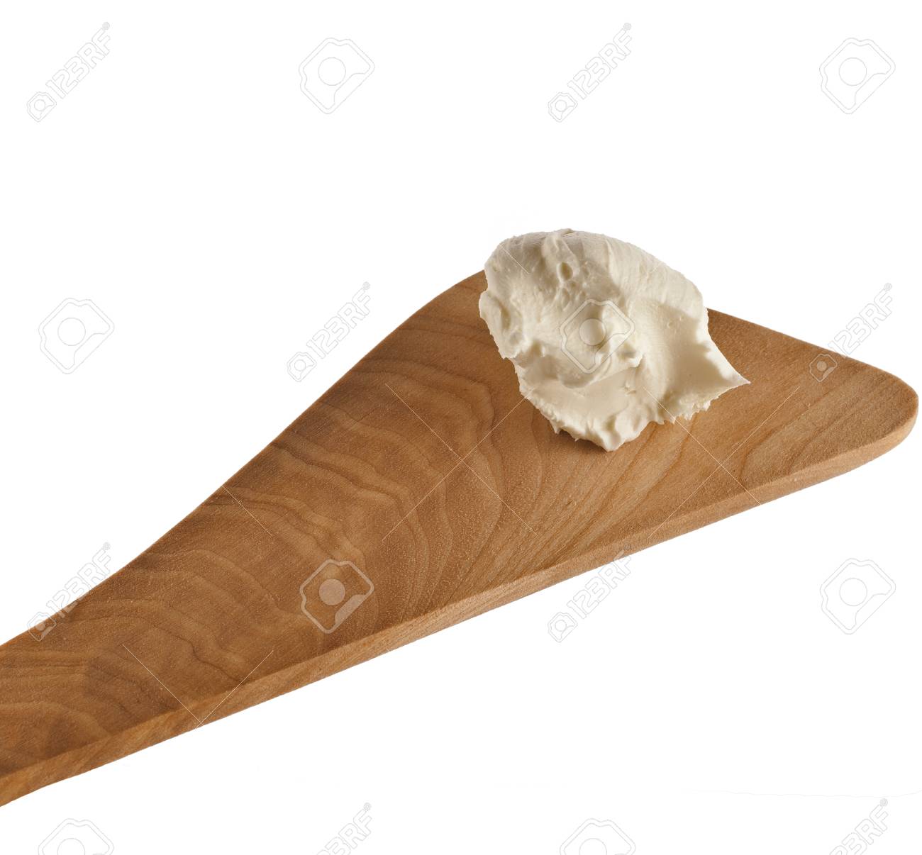 木のへらにマスカルポーネをクローズ アップ白背景に分離されました の写真素材 画像素材 Image