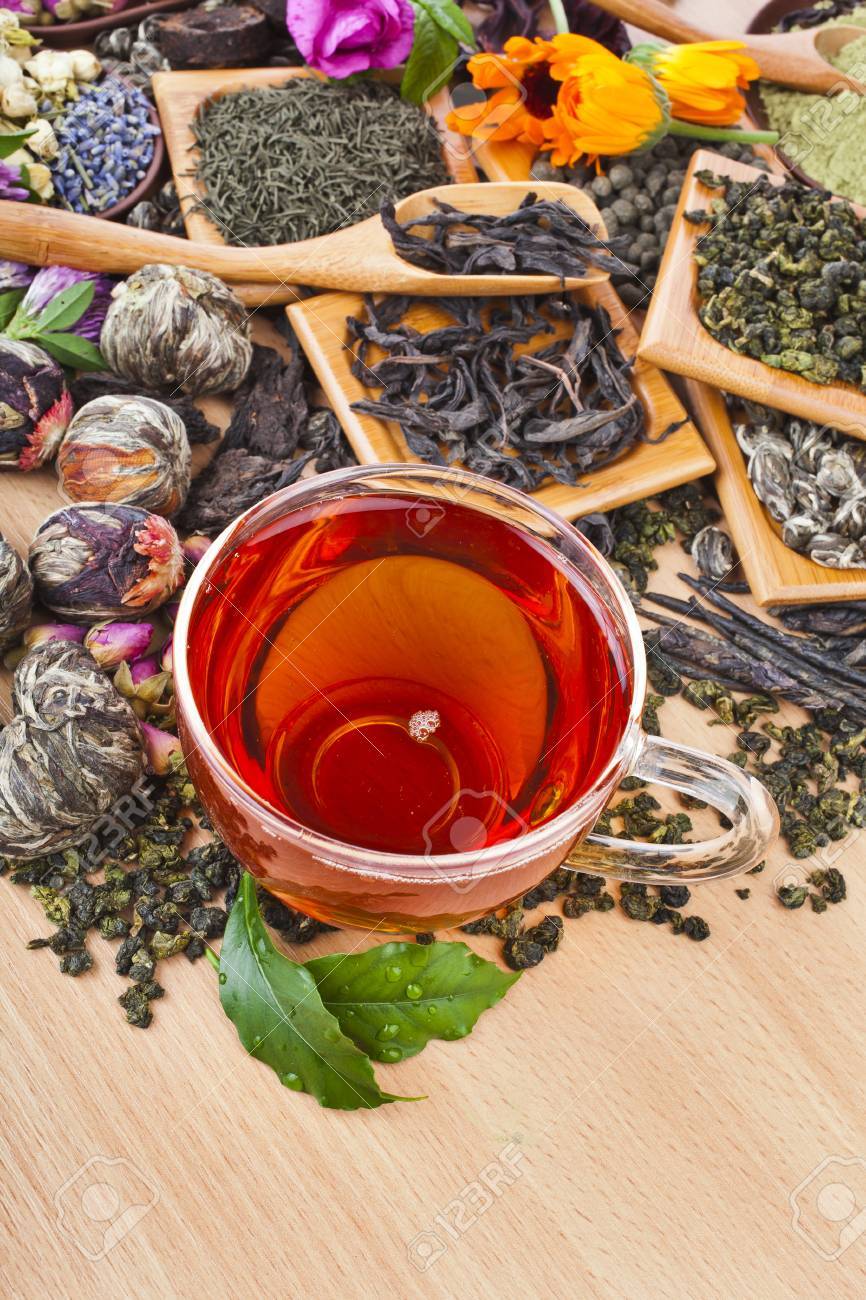 Tazza Di Tè Di Vetro E La Raccolta Di Diverse Tipologie Secco Tè Verde Nero Erbe Sulla Cucina Tavolo In Legno Di Sfondo