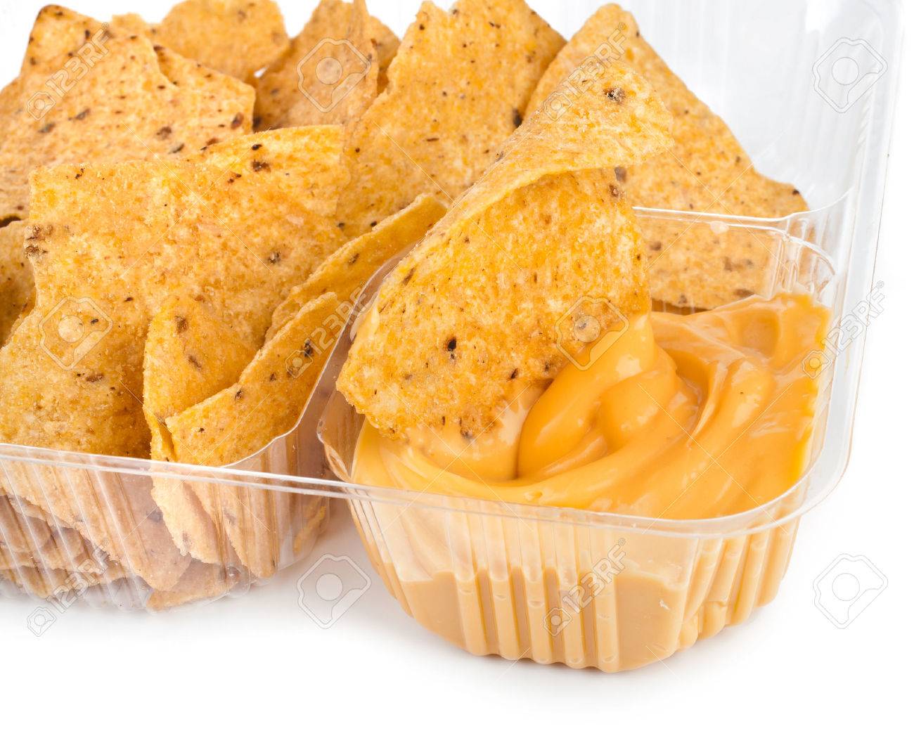 白い背景の上にプラスチック製の容器のチーズソース ナチョス チップ の写真素材 画像素材 Image