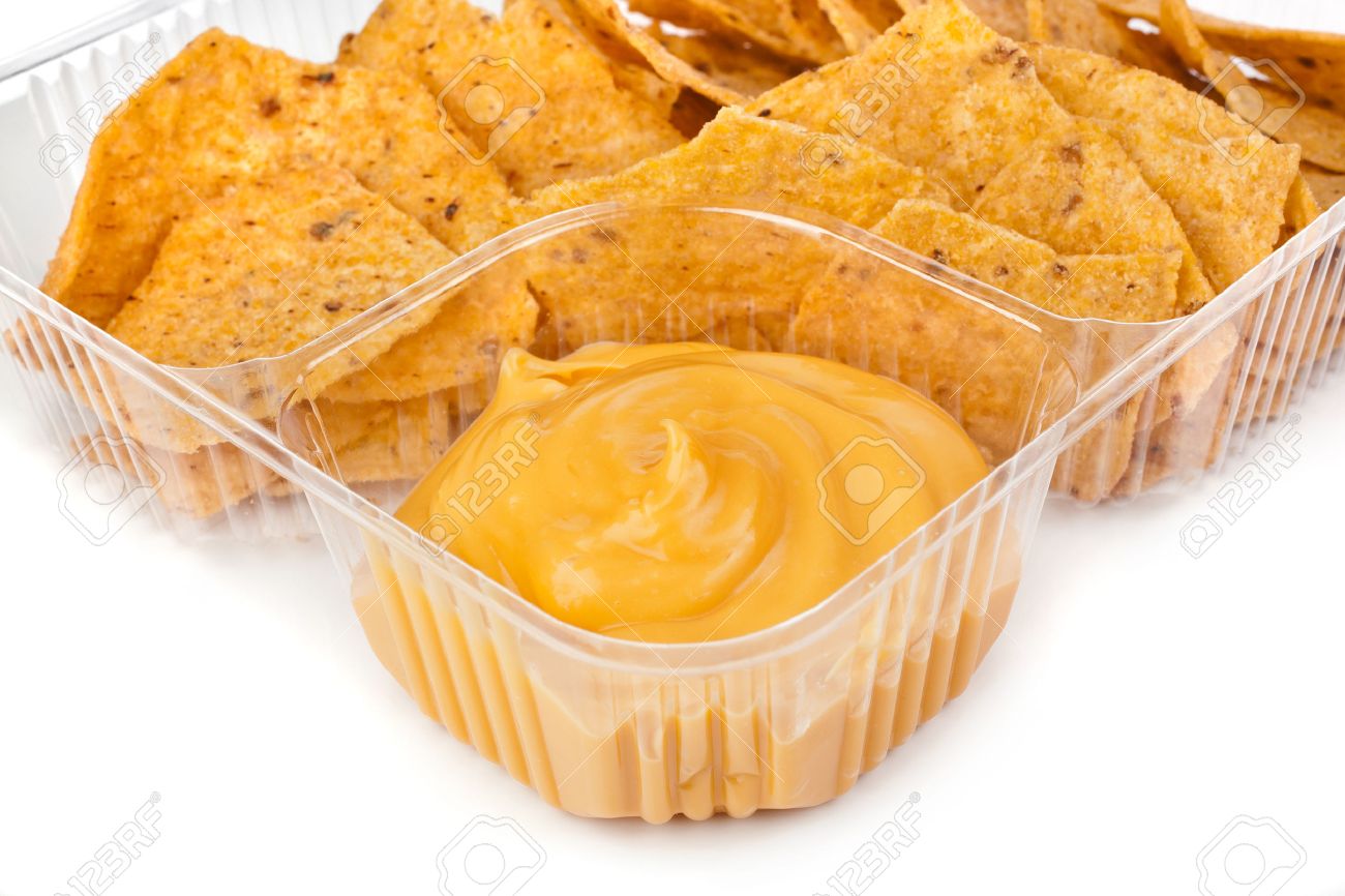 白い背景の上のプラスチックの容器にチーズソース ナチョス チップ の写真素材 画像素材 Image