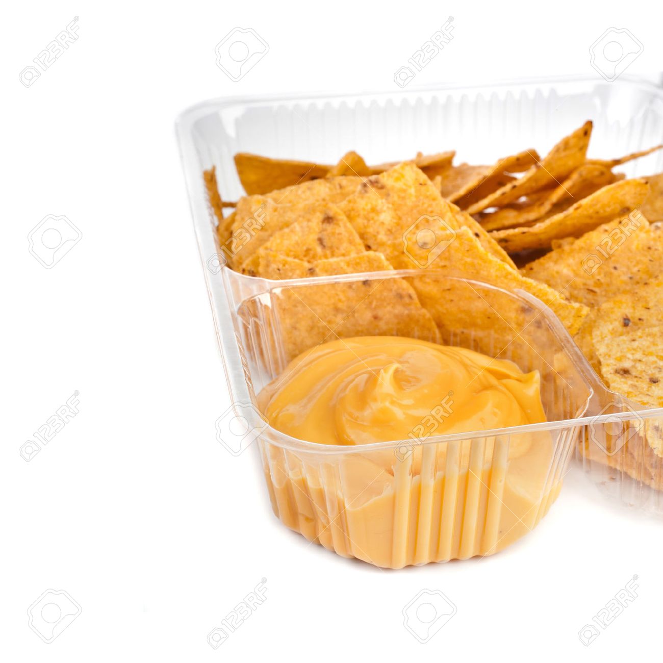 プラスチック製の容器のチーズソース ナチョス チップをクローズ アップに孤立した白い背景 の写真素材 画像素材 Image