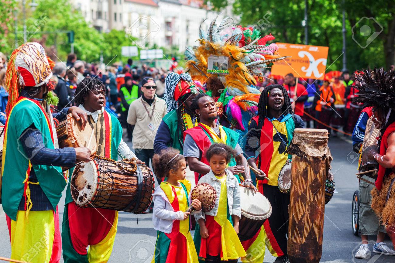 Berlín, Alemania - 15 De Mayo 2016: Personas No Identificadas En El Carnaval De Las Culturas, Un Festival De Año En Berlín. Las Procesiones, Eventos De Danza Y Música Celebran La Paz,