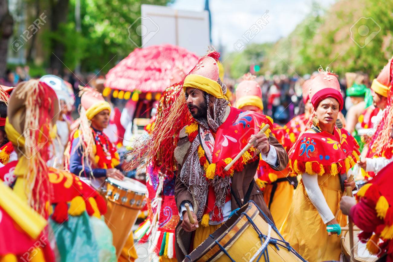 Berlín, Alemania - 15 De Mayo 2016: Personas No Identificadas En El Carnaval De Las Culturas, Un Festival De Año En Berlín. Las Procesiones, Eventos De Danza Y Música Celebran La Paz,