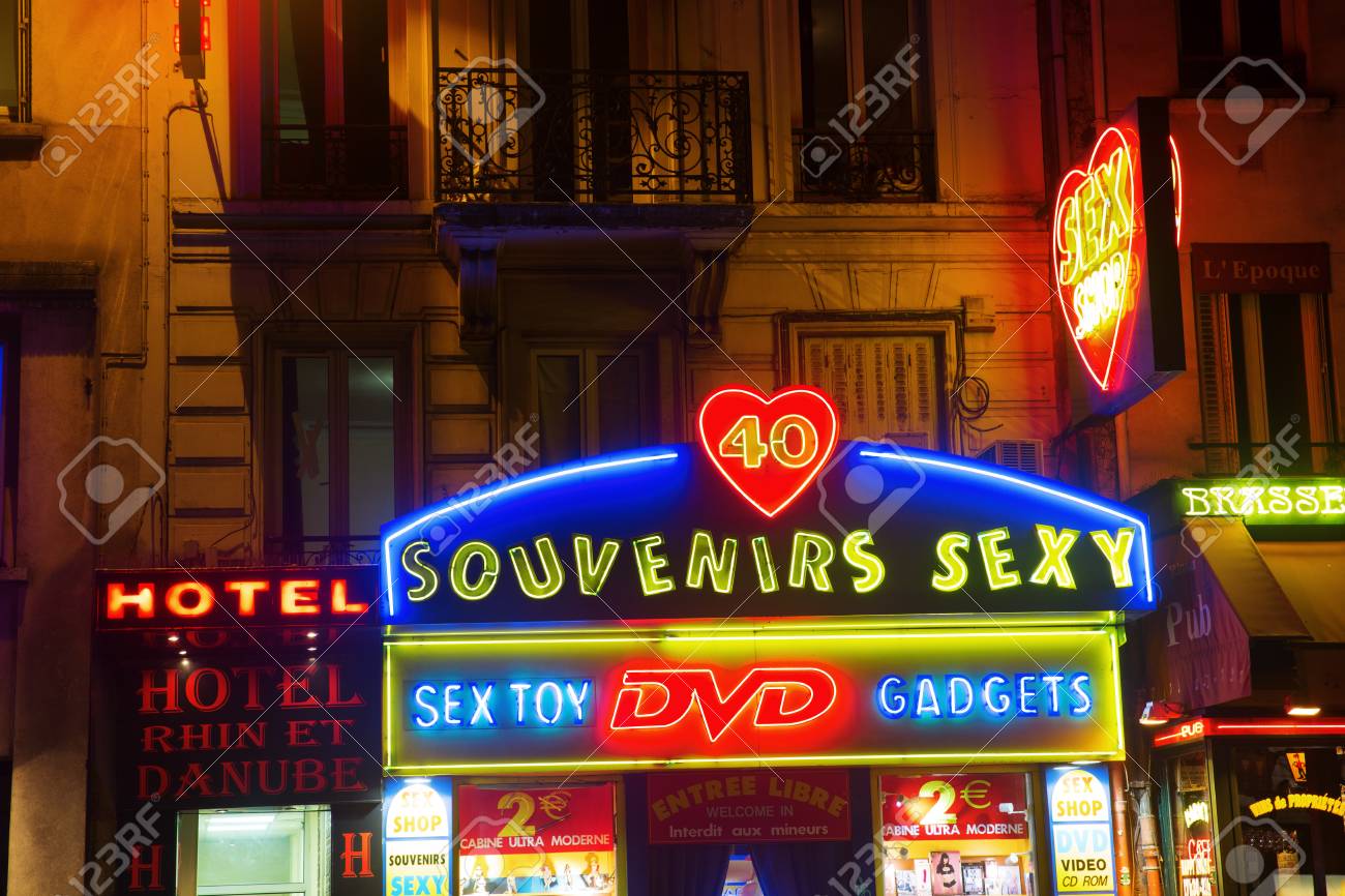 ピガール地区にパリ フランス 16 年 10 月 日 セックス ショップ セックス ショップ 劇場 大人ショーのピガールと大通りの観光地区として有名です の写真素材 画像素材 Image