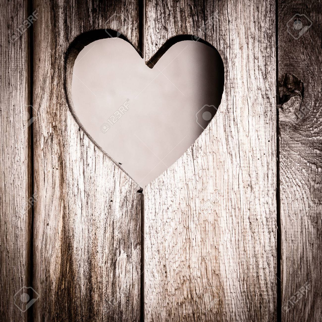 Die Holztur Mit Herz Hintergrund Lizenzfreie Fotos Bilder Und Stock Fotografie Image 30102550