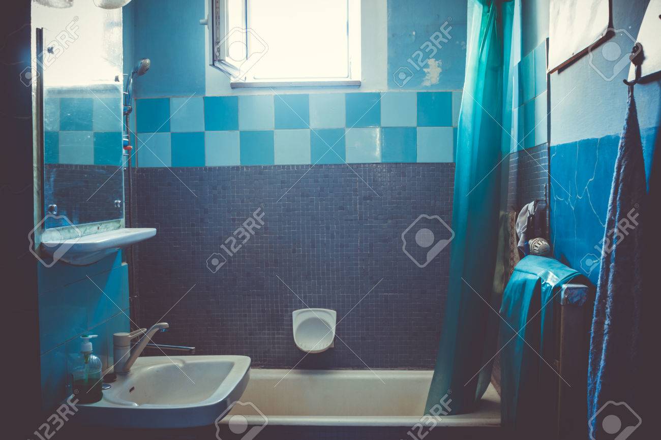 é'ã„ãƒã‚¹ãƒ«ãƒ¼ãƒ ã¯ç‹­ã„ã‚¢ãƒ'ãƒ¼ãƒˆ ãƒ´ã‚£ãƒ³ãƒ†ãƒ¼ã‚¸è‰²ãƒ•ãƒ©ãƒƒãƒˆ ãƒˆã‚¤ãƒ¬ ã®å†™çœŸç´ æ ç