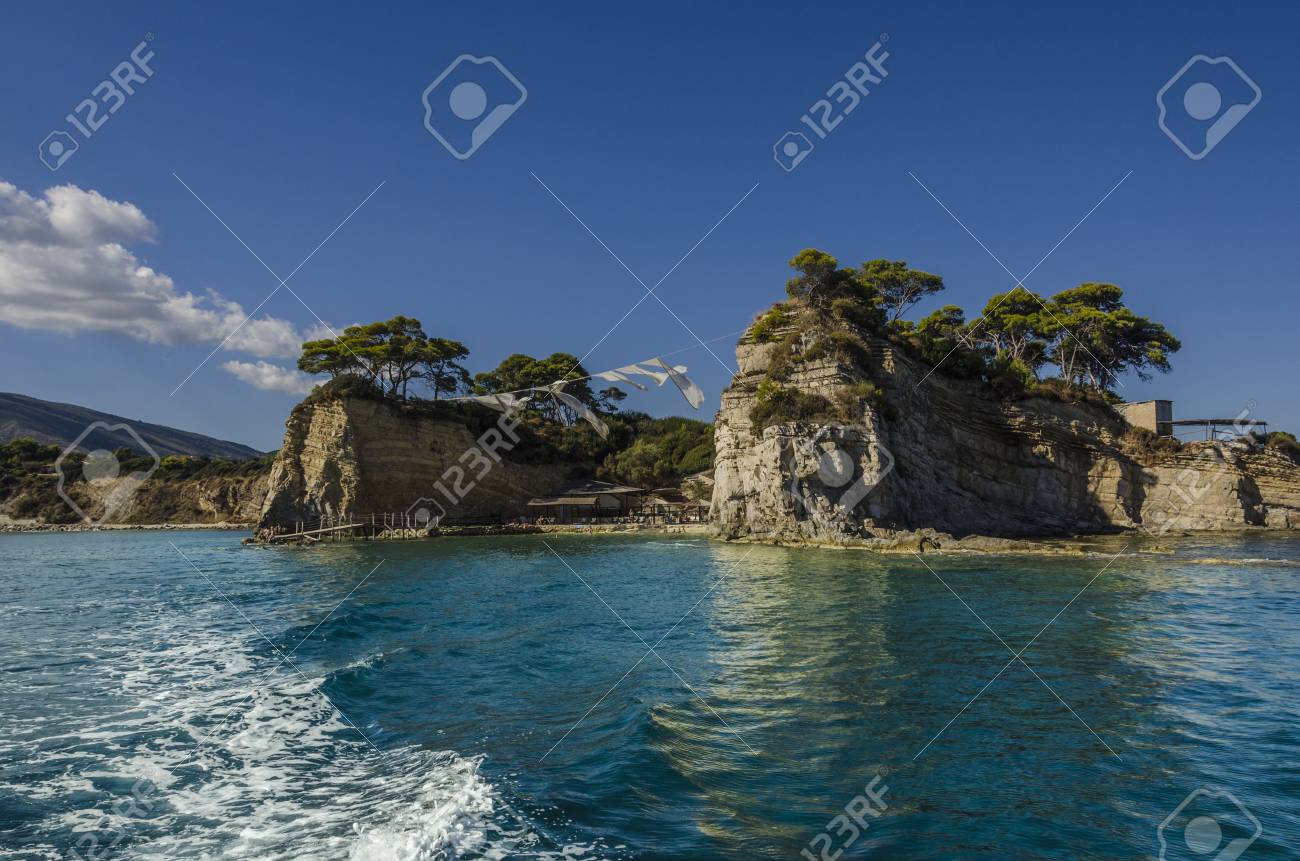 Sul Mare Ionio è Possibile Vedere Una Spiaggia Circondata Da Due Promontori Sullisola Di Zacinto