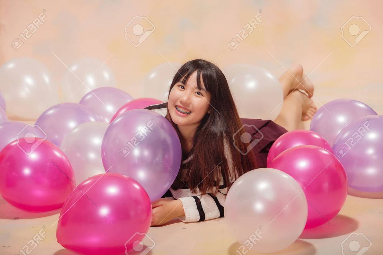 かわいい十代の風船で の写真素材 画像素材 Image