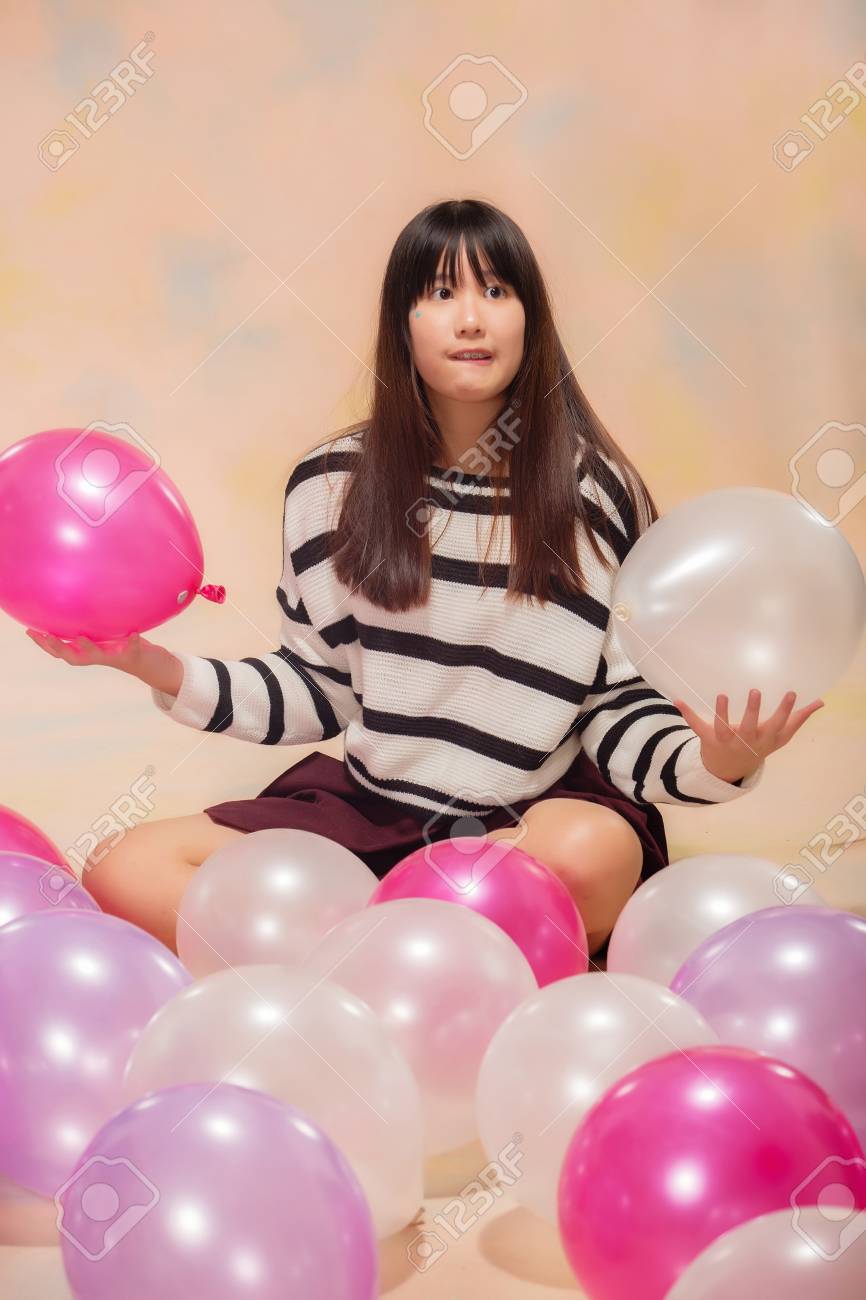 かわいい十代の風船で の写真素材 画像素材 Image