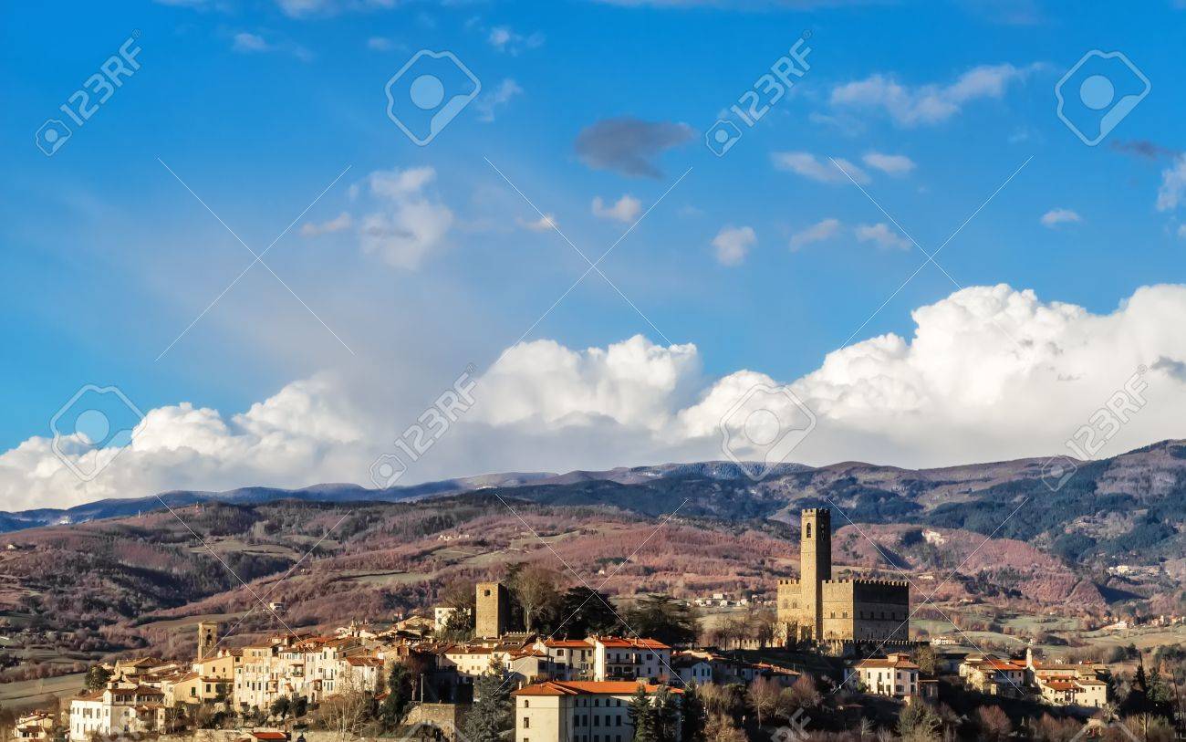 イタリアで最も美しい 10 の中で中世のお城とトスカーナの田舎のポッピ古代村の風景 の写真素材 画像素材 Image イタリアで最も美しい 10 の中で中世のお城とトスカーナの田舎のポッピ古代村の風景 の写真素材 画像素材 Image