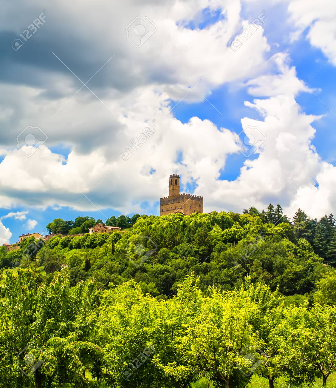 ポッピの古い街とトスカーナ州 イタリアの中世のお城の夏風景 の写真素材 画像素材 Image ポッピの古い街とトスカーナ州 イタリアの中世のお城の夏風景 の写真素材 画像素材 Image