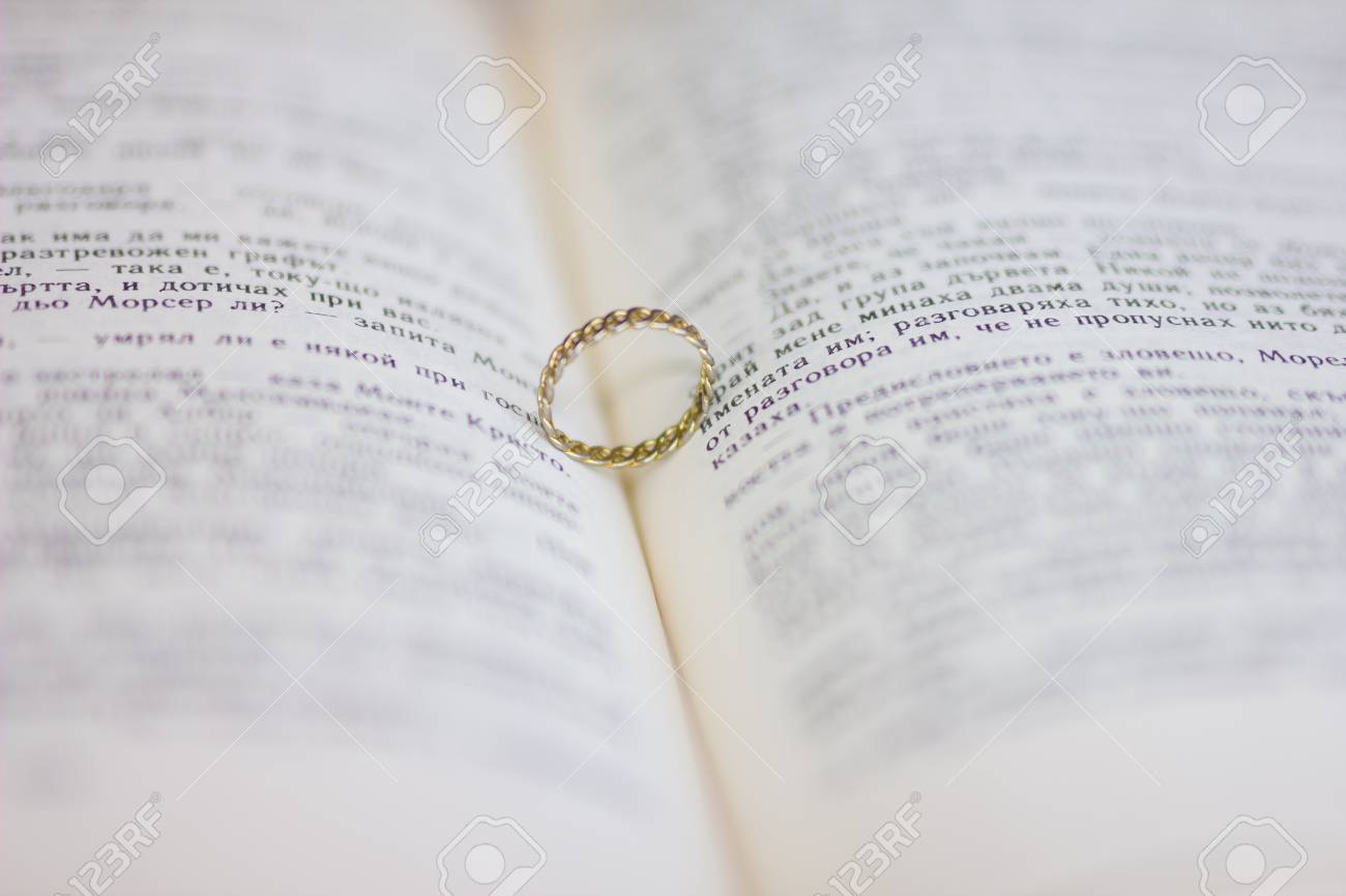 Душ в попе 聖書の結婚指輪の写真素材・画像素材 Image 66969760
