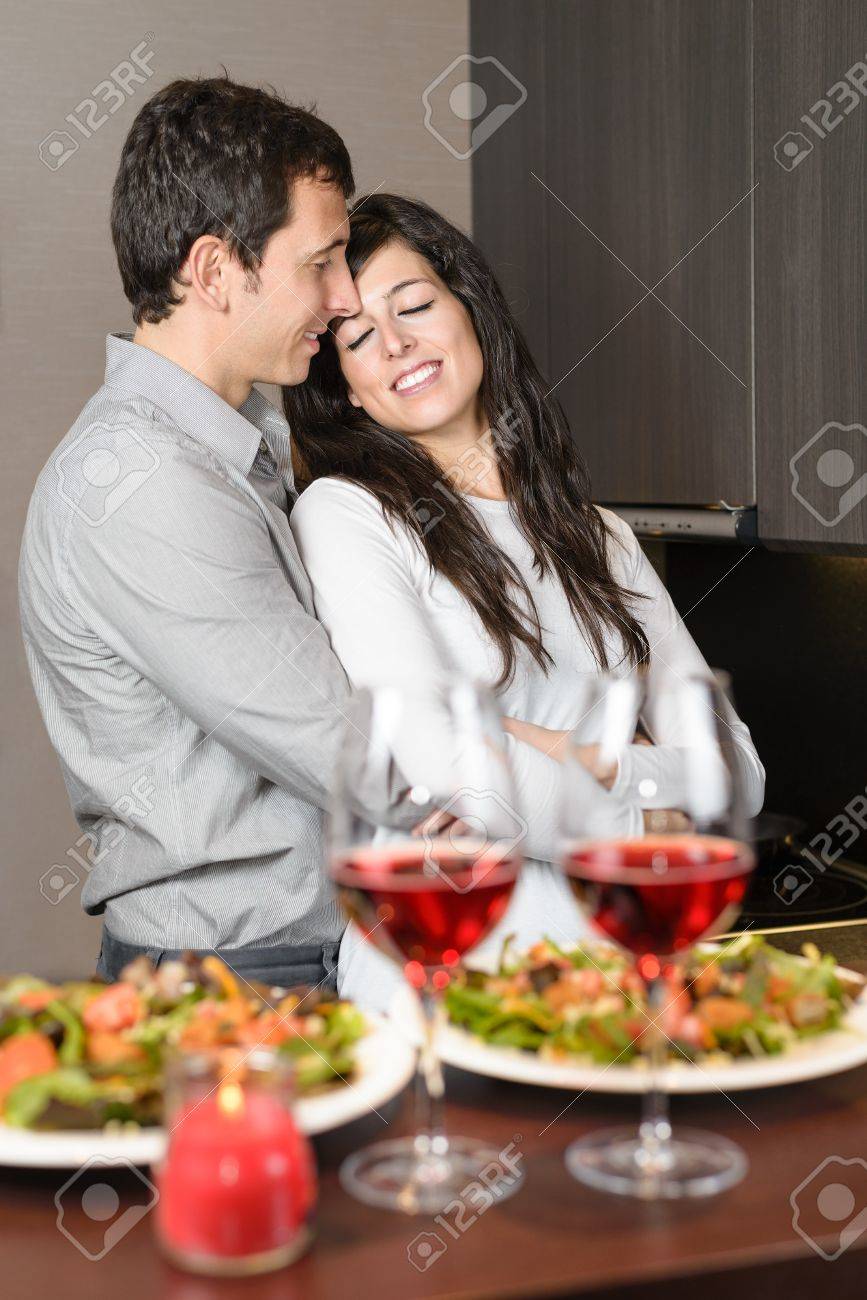 Diner D Anniversaire Romantique Un Jeune Couple Embrassant Avec Amour Pendant La Celebration Banque D Images Et Photos Libres De Droits Image Diner D Anniversaire Romantique Un Jeune Couple Embrassant Avec Amour Pendant La Celebration Banque D Images Et Photos Libres De Droits Image