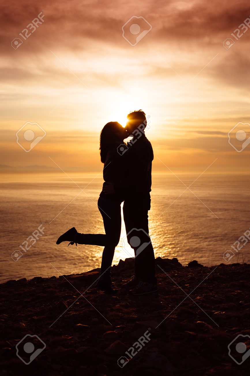 Junges Paar In Der Liebe Kussen Bei Sonnenuntergang In Richtung Meer Liebhaber Umarmt In Romantische Szene Lizenzfreie Fotos Bilder Und Stock Fotografie Image 26713241