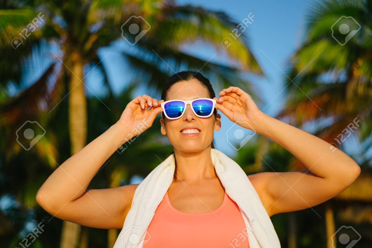 Fitness Mujer Exitosa Con Gafas De Sol Deportivas Que Buscan La Salida Del Sol Por La Mañana En La Playa Después De Hacer Ejercicio Estilo De Vida Saludable Y La Motivación Fotos
