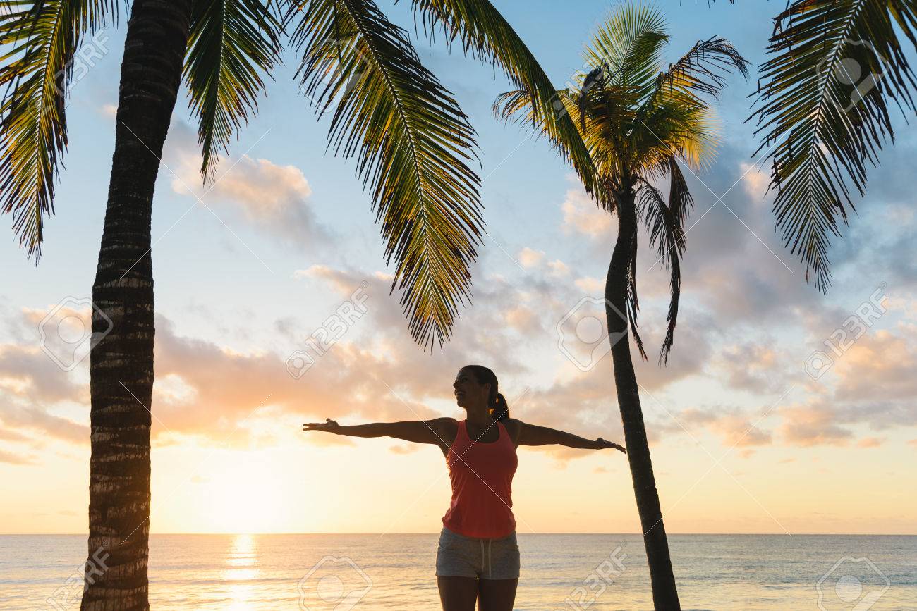 Femme De Fitness Heureux Bénéficiant Dété En Plein Air Lever Ou Coucher Du Soleil Dentraînement à La Plage Athlète Féminine Heureuse Exerçant
