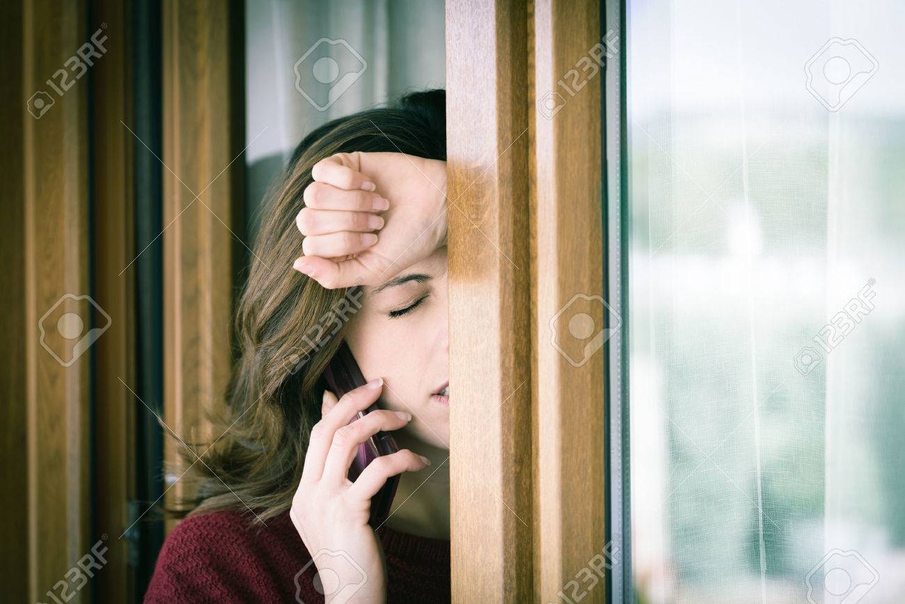 灰色の日 窓から見て携帯電話の呼び出しで悲しい女 失恋の絶望 悪いニュース 問題概念 の写真素材 画像素材 Image 灰色の日 窓から見て携帯電話の呼び出しで悲しい女 失恋の絶望 悪いニュース 問題概念 の写真素材 画像素材 Image