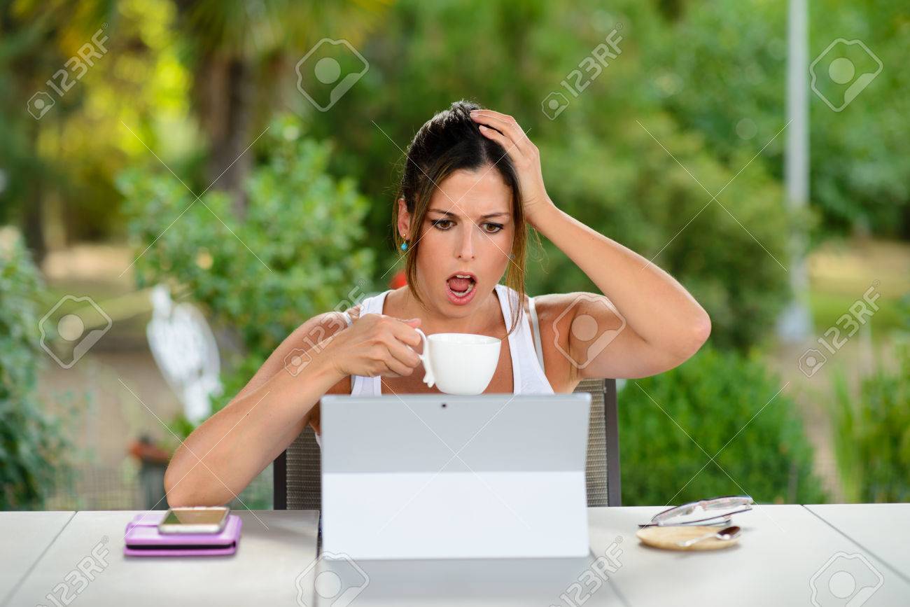 Besorgte Weibliche Unternehmer Arbeiten Online Mit Einem Laptop