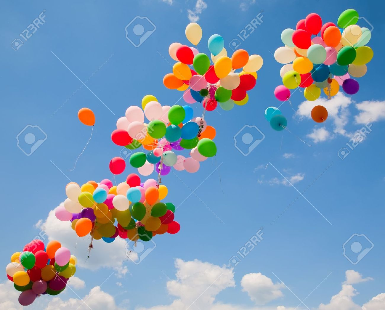 たくさんのカラフルな風船空の背景 の写真素材 画像素材 Image
