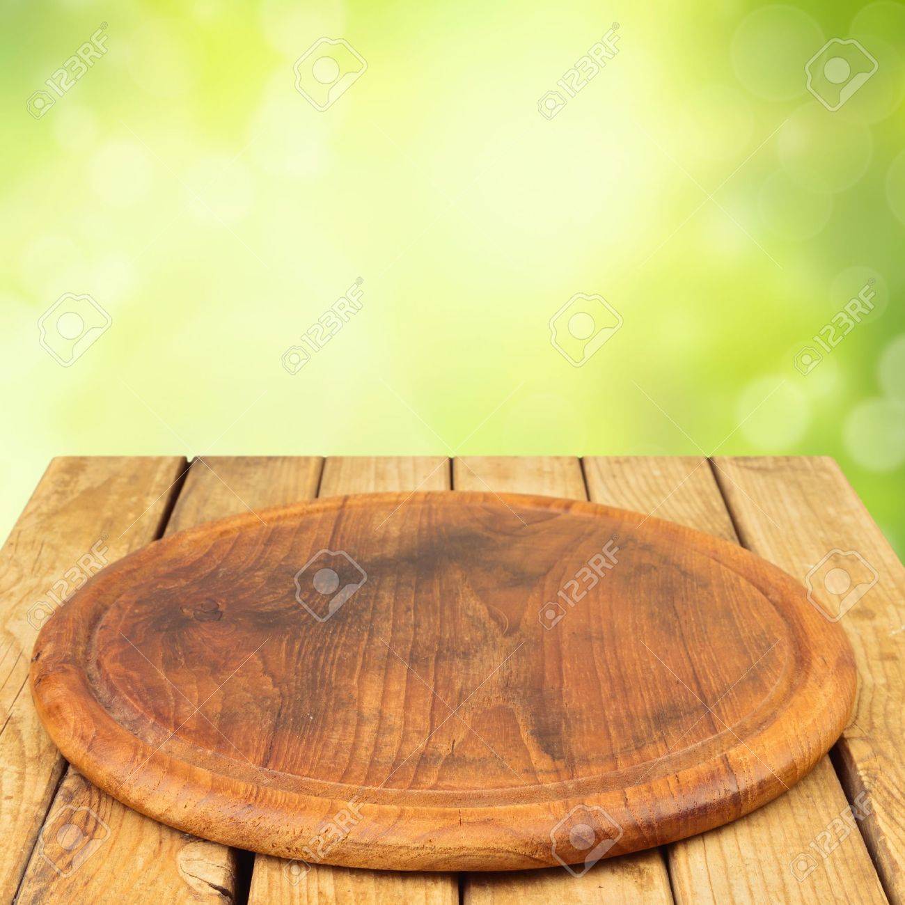 Tabla De En La Mesa De Madera Sobre Fondo De Bokeh De Jardín Fotos, Retratos, Imágenes Y Fotografía De Archivo Libres De Derecho. 20959744.