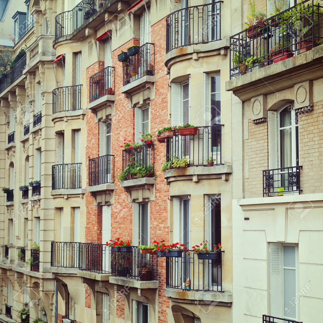 パリ フランスの建物のファサード の写真素材 画像素材 Image