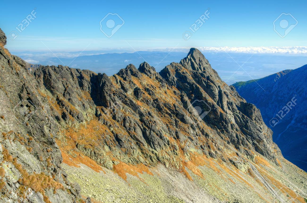 山の風景 秋のロッキー タトラ山脈の尾根と谷の美しい景色は の写真素材 画像素材 Image