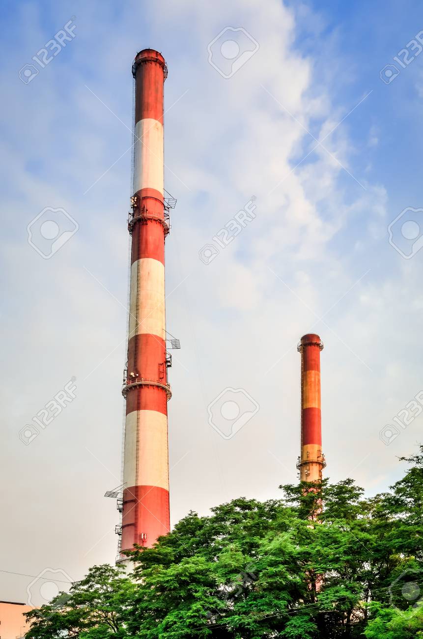赤と白の煙突が産業 工場煙突生産電気 の写真素材 画像素材 Image