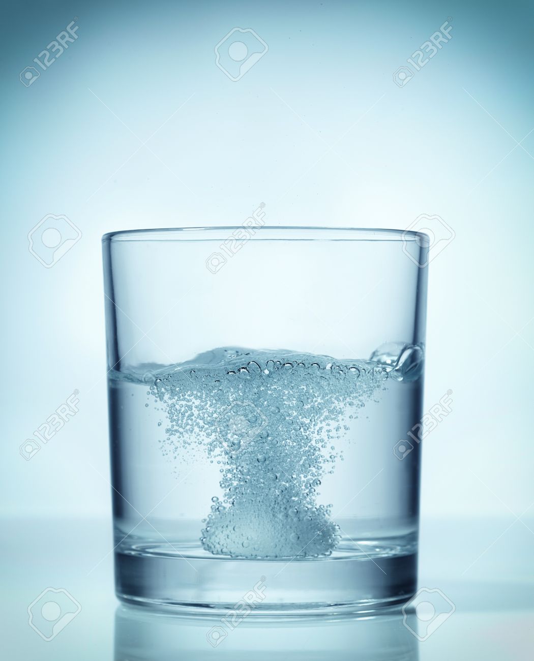 Стекло растворяется в воде. Стекло растворяется в воде. Растворенная таблетка в стакане. Таблетка и стакан воды. Fizzy pill in a glass.