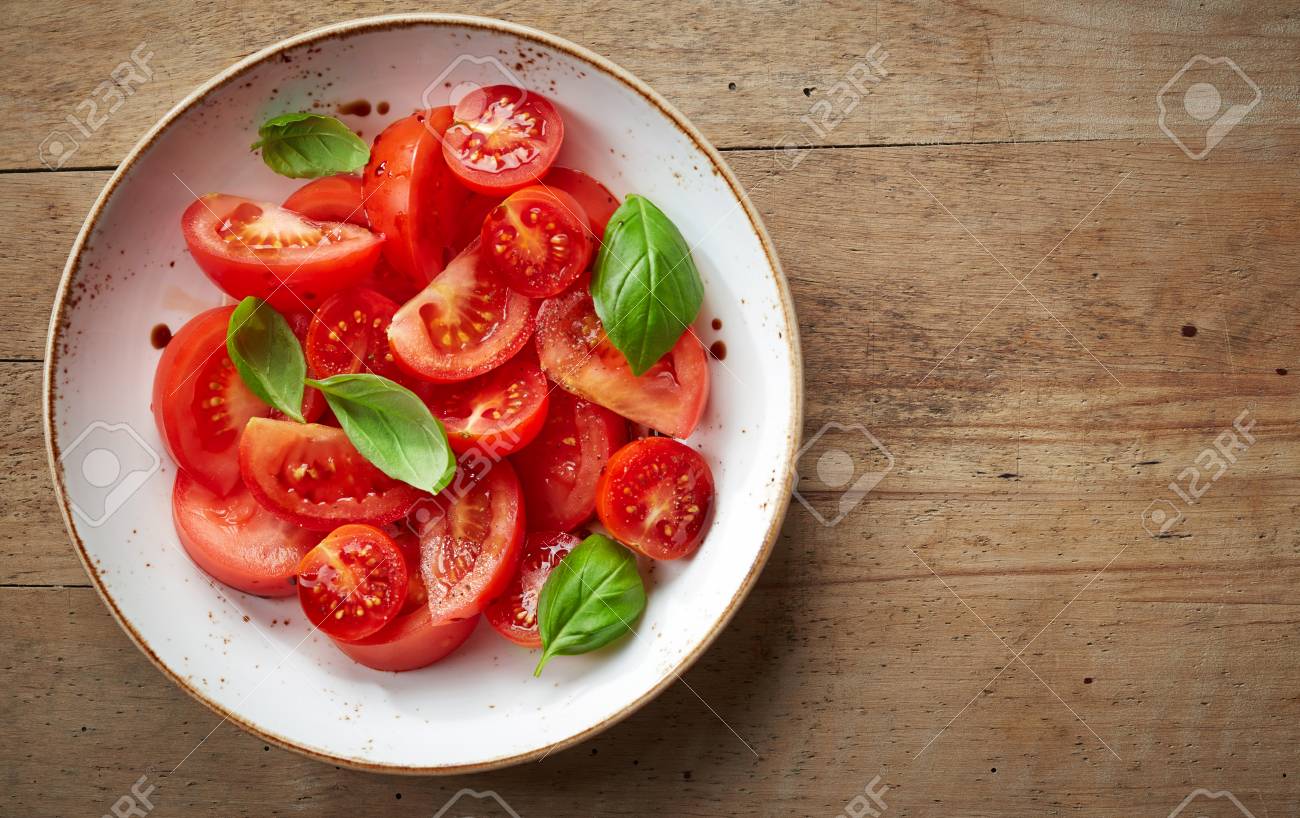 バルサミコ酢とバジルとフレッシュ トマトのサラダ の写真素材 画像素材 Image