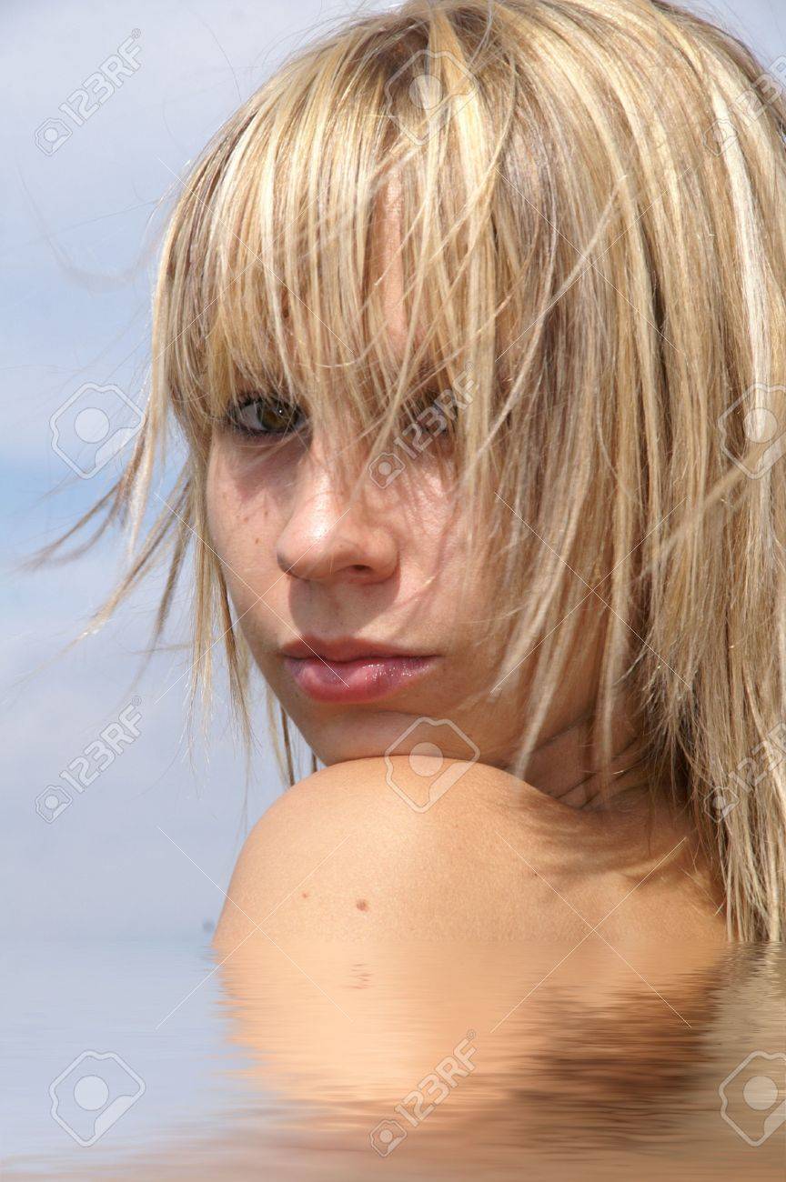 Frauen Portrait Madchen Gesicht Schonheit Blonde Haare Wind Lange Haare Licht Wasser Schulter Reflexion Bad Entspannung Lizenzfreie Fotos Bilder Und Stock Fotografie Image 3685672