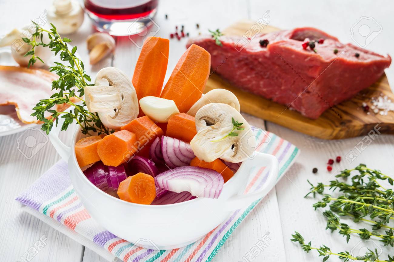 Zutaten Fur Boeuf Bourguignon Karotten Zwiebeln Champignons