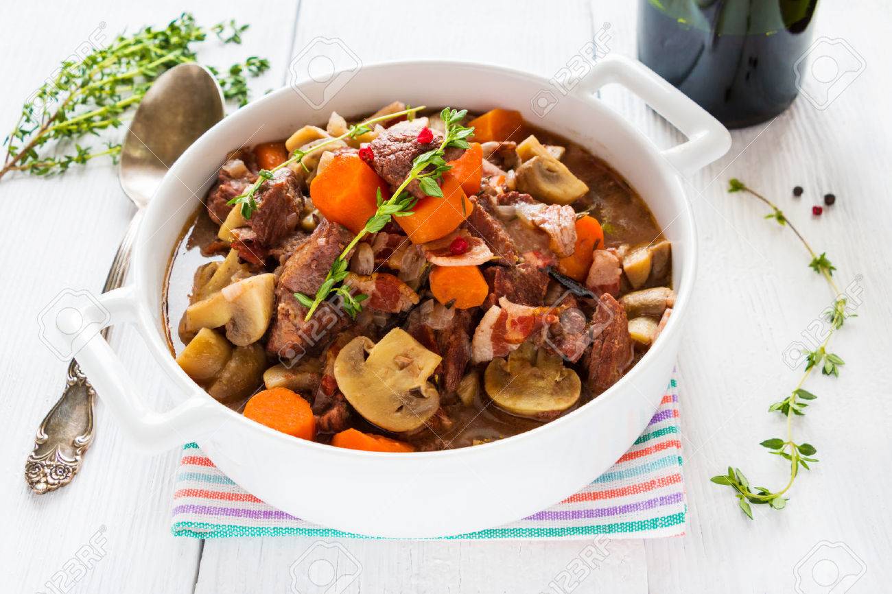 Boeuf Bourguignon Dans Une Cocotte Sur La Table Blanche Etuvee