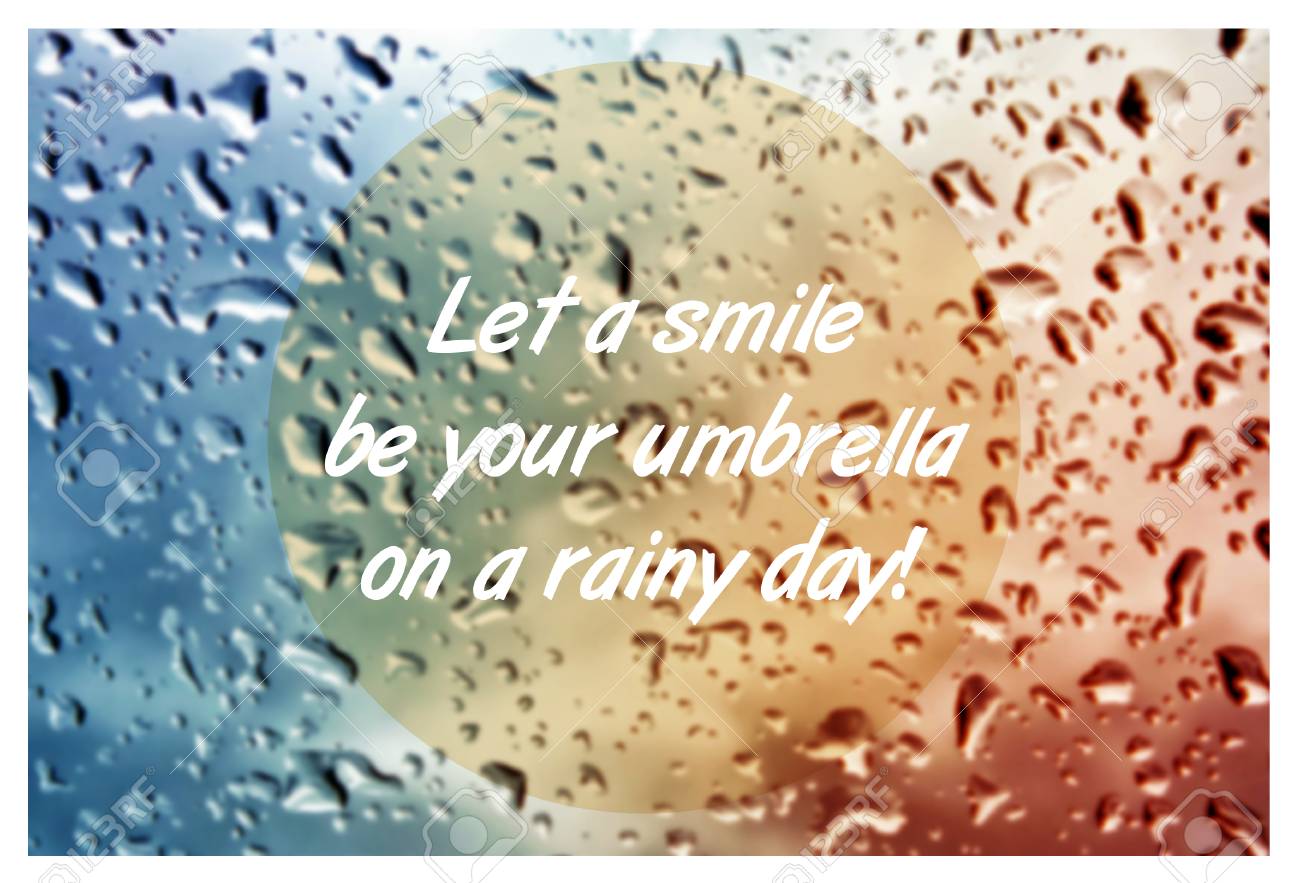 Citation Inspirante Avec Des Mots Laissez Un Sourire Etre Votre Parapluie Sur Fond Naturel Flou Avec Des Gouttes D Eau Sur La Texture De Verre De Fenetre Banque D Images Et Photos Libres De