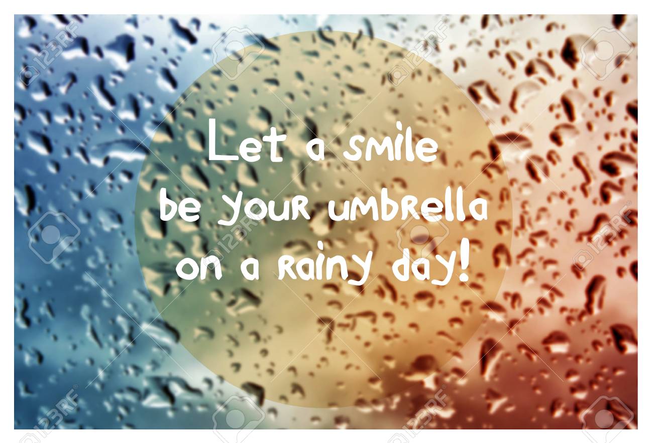 Citation Inspirante Avec Des Mots Laissez Un Sourire Etre Votre Parapluie Sur Fond Naturel Flou Avec Des Gouttes D Eau Sur La Texture De Verre De Fenetre Banque D Images Et Photos Libres De