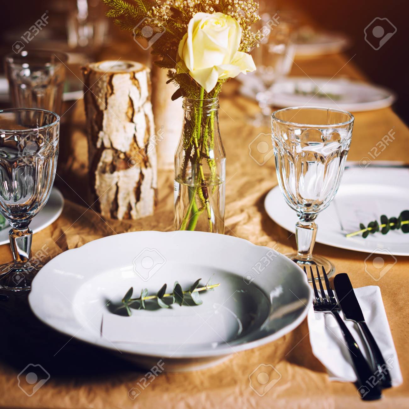 Gedeckter Tisch Zum Abendessen Bereit. Schön Dekoriert Tisch Mit ... Gedeckter Tisch Zum Abendessen Bereit. Schön Dekoriert Tisch Mit ...