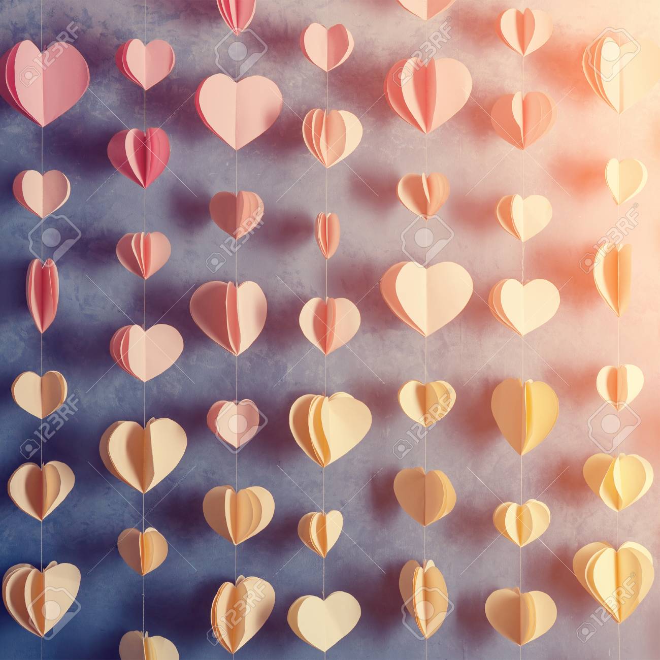 Colorida Guirnalda De Corazones De Papel Colgado En La Pared