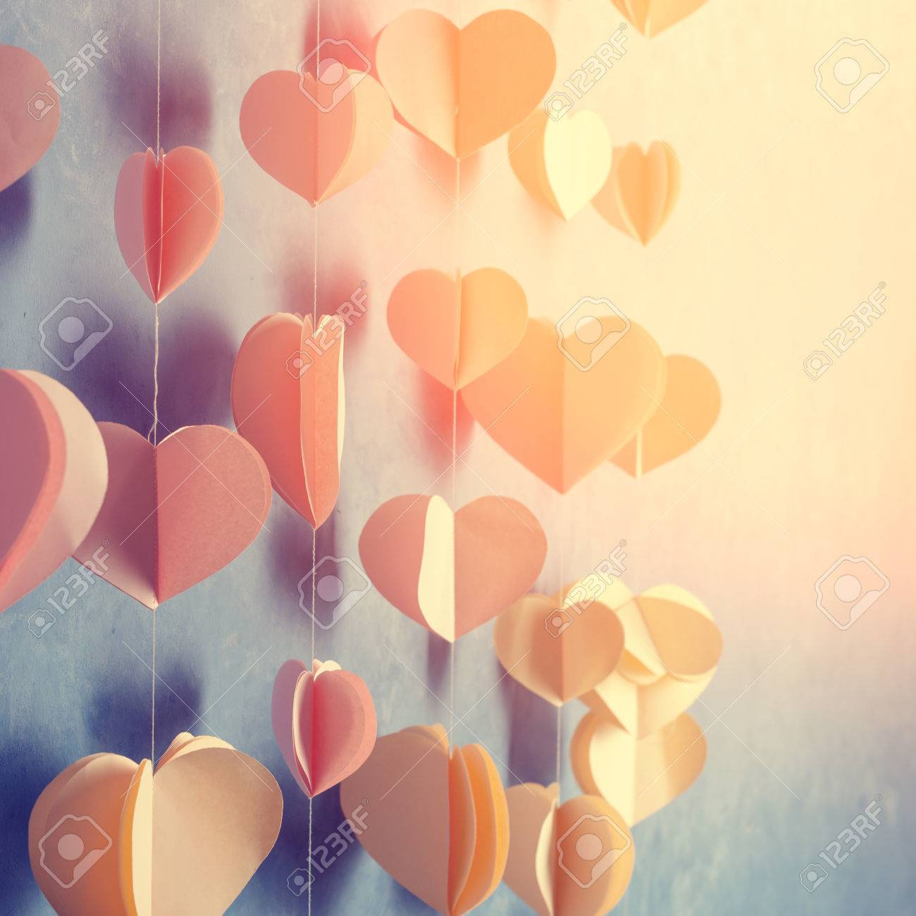 Colorida Guirnalda De Corazones De Papel Colgado En La Pared