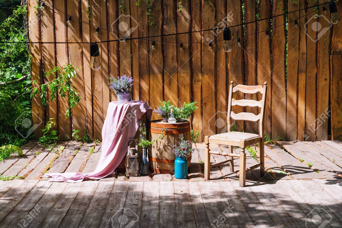 Jardín De Verano Con Escenario De Madera Y De Luces Fiestas En El Jardín O Bodas Al Aire Libre Fotos, Retratos, Imágenes Y Fotografía De Archivo Libres De Derecho. Image