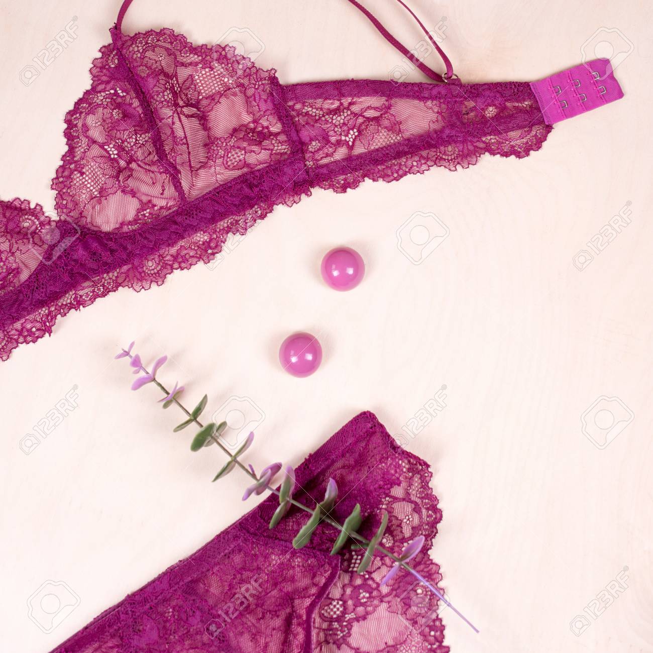 Compras Y Concepto De Moda. Conjunto De Glamorosa Elegante Lencería Sexy De Encaje Rosa, Accesorios De Mujer Sobre Fondo De Madera Fotos, Retratos, Imágenes Y Fotografía De Archivo Libres De Derecho. Image