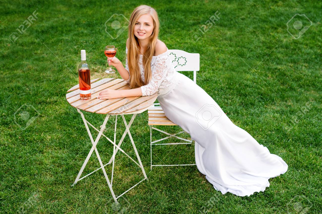 Schone Frau Trinkt Wein Im Freien Cafe Portrait Der Jungen Blonden Schonheit In Den Weinbergen Die Spass Ein Glas Wein Im Garten Oder Schmeckenden Alkohol Cocktail Am Esstisch In Rasen Zu Geniessen
