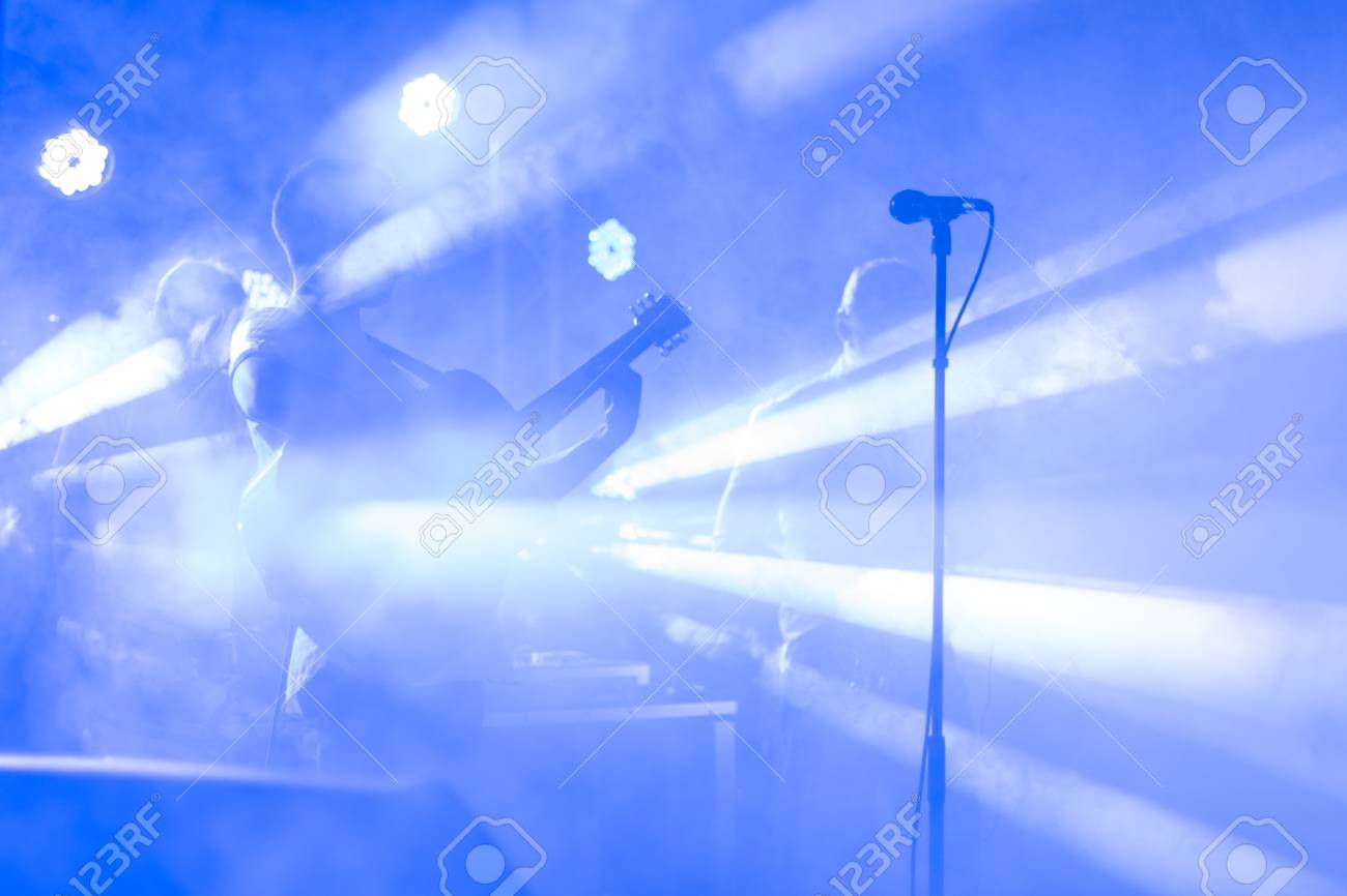 ギタリストのシルエットは コンサートのステージで実行します 抽象的な音楽的背景 ギター プレーヤーと音楽バンド ギターとコンサートの概念を再生します ライブ音楽 祭りの背景 ステージ上の楽器 の写真素材 画像素材 Image