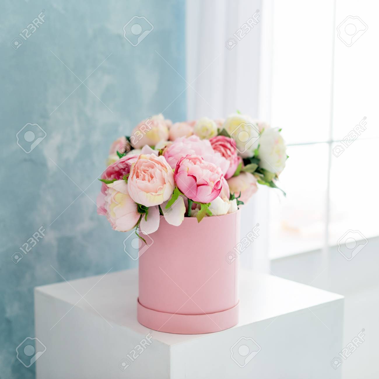 Fleurs Dans La Boîte Actuelle De Luxe Rond Bouquet De Pivoines Roses Et Blanches Dans Une Boîte En Papier Maquette De Boîte à Chapeau De Fleurs