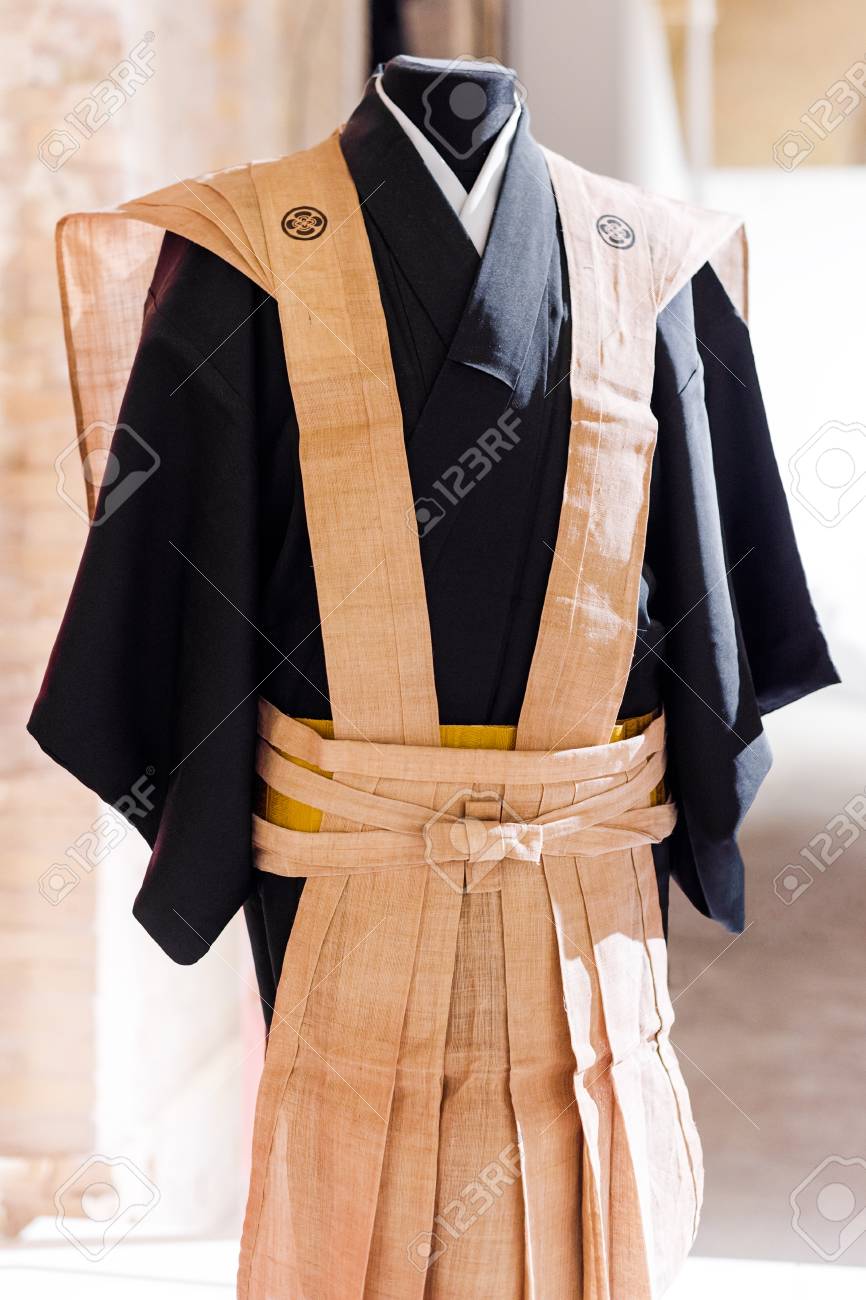 Kimono De Vestir De Samurai Japonés Tradicional Para Hombre Fotos,  retratos, imágenes y fotografía de archivo libres de derecho. Image 91960221