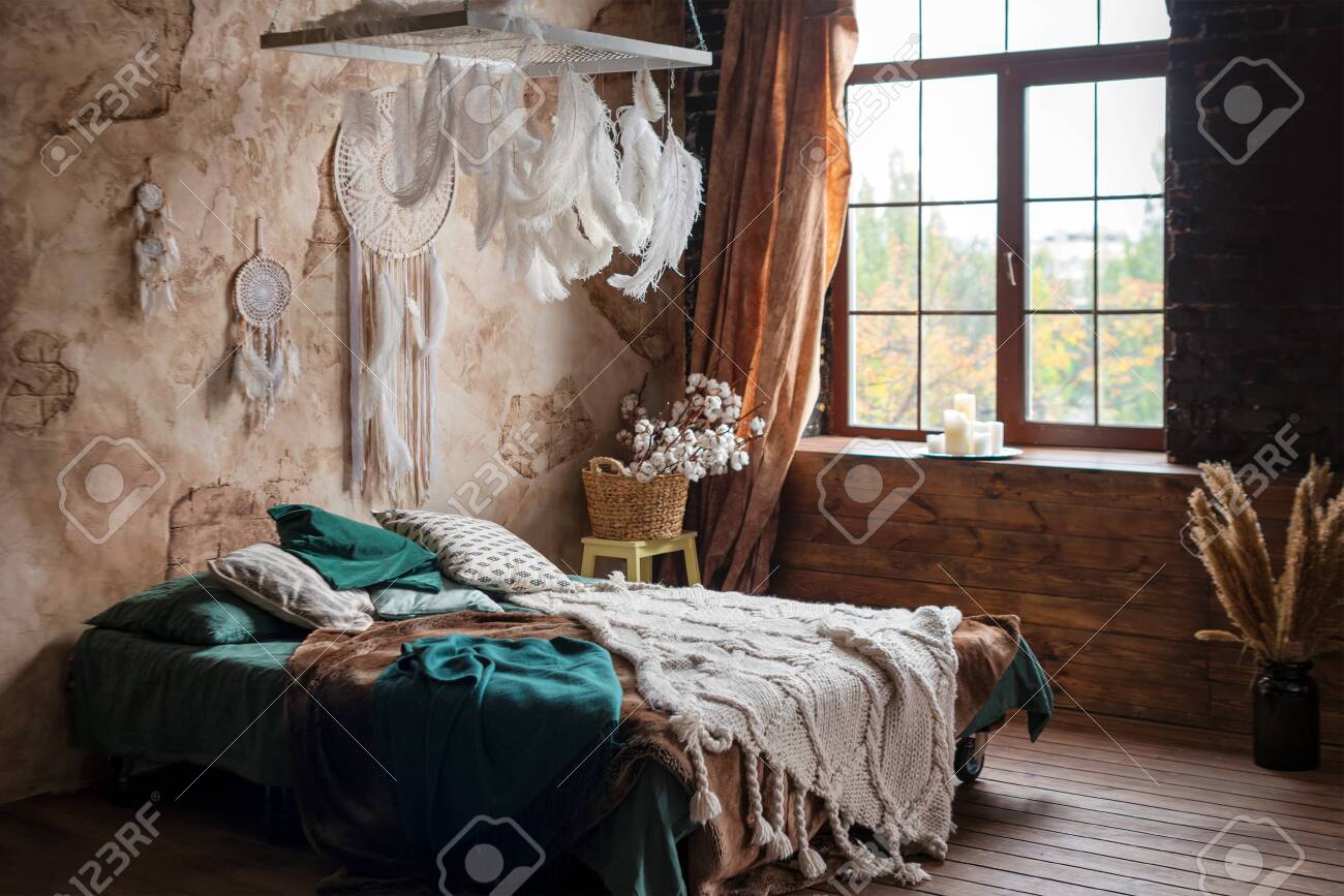 stilvolle zimmereinrichtung mit großem, bequemem bett. beige-weiße
