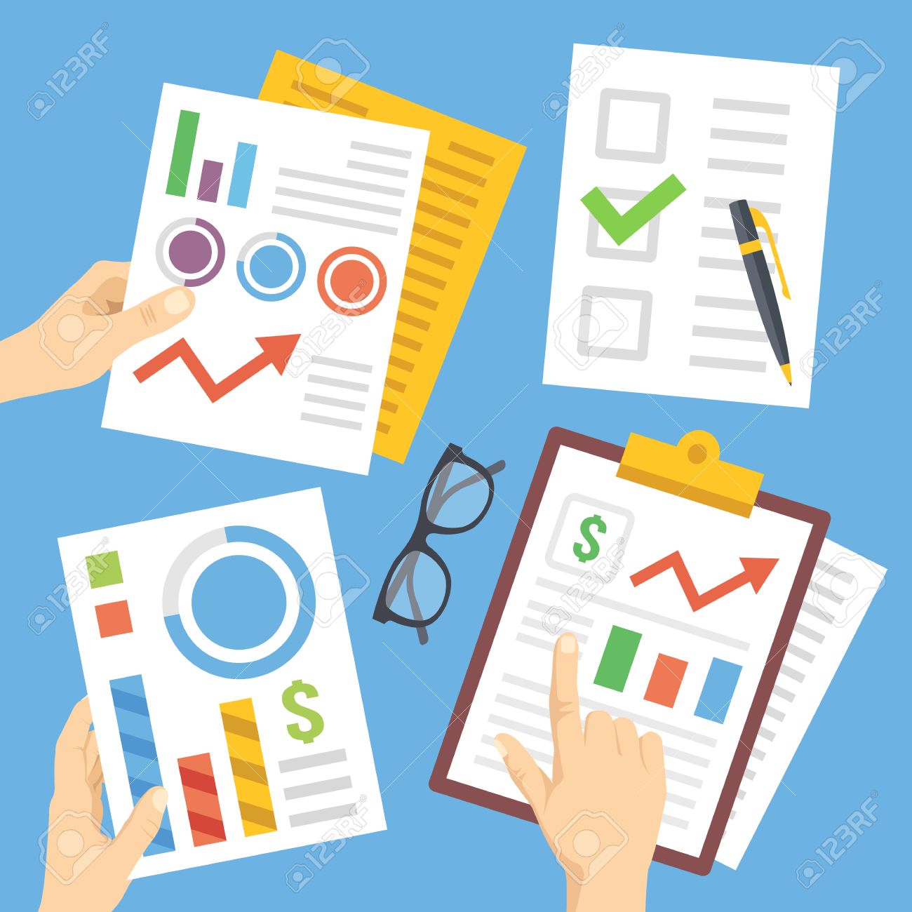 las manos con los documentos financieros documentos cartas