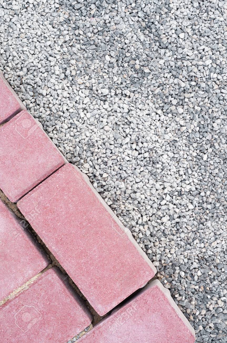 上のビューで赤 長方形の舗装石と細かい灰色の砂利 庭のデザイン 園芸用材料 パス構築 の写真素材 画像素材 Image