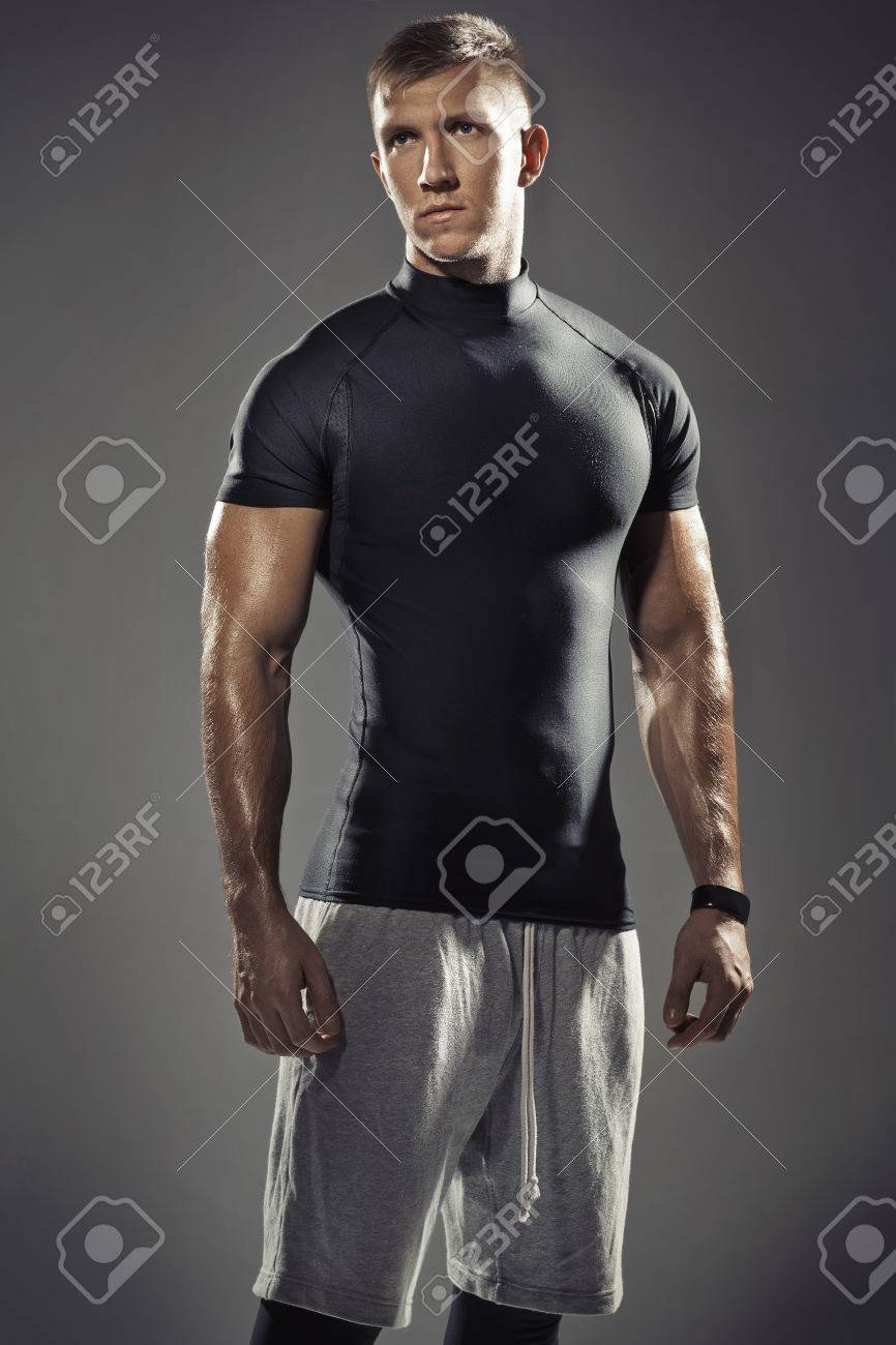 ハンサムな筋肉トレーナーの肖像画 の写真素材 画像素材 Image